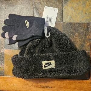 Nike Youth 2 piece set.  Black Hat and Texting Gloves.